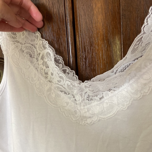Beautiful white lace trim tank in size L - Picture 2 of 4